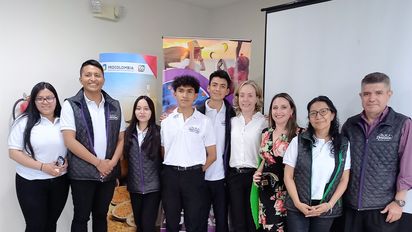 Equipo Mis Destinos Mayorista de Turismo, incluida Sandra Rodríguez, junto a Patricia Salinas de ProColombia.&nbsp;