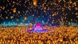 Vacaciones en Asia: en el Festival de Linternas miles de lámparas de papel iluminan el cielo, creando un espectáculo mágico.