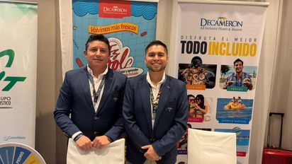 Jonathan Hidalgo, jefe de Ventas Decameron Región Sierra, y Bryan Morales, ejecutivo de Ventas, en el Ladevi Workshop en Quito.&nbsp;