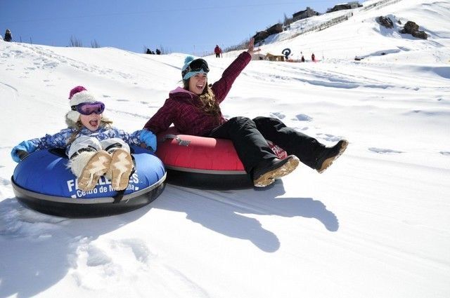 Este año Farallones ofrece un nuevo tubing para 6 personas y un miniparque con tirolesas, tubbing y tobogán inflable.