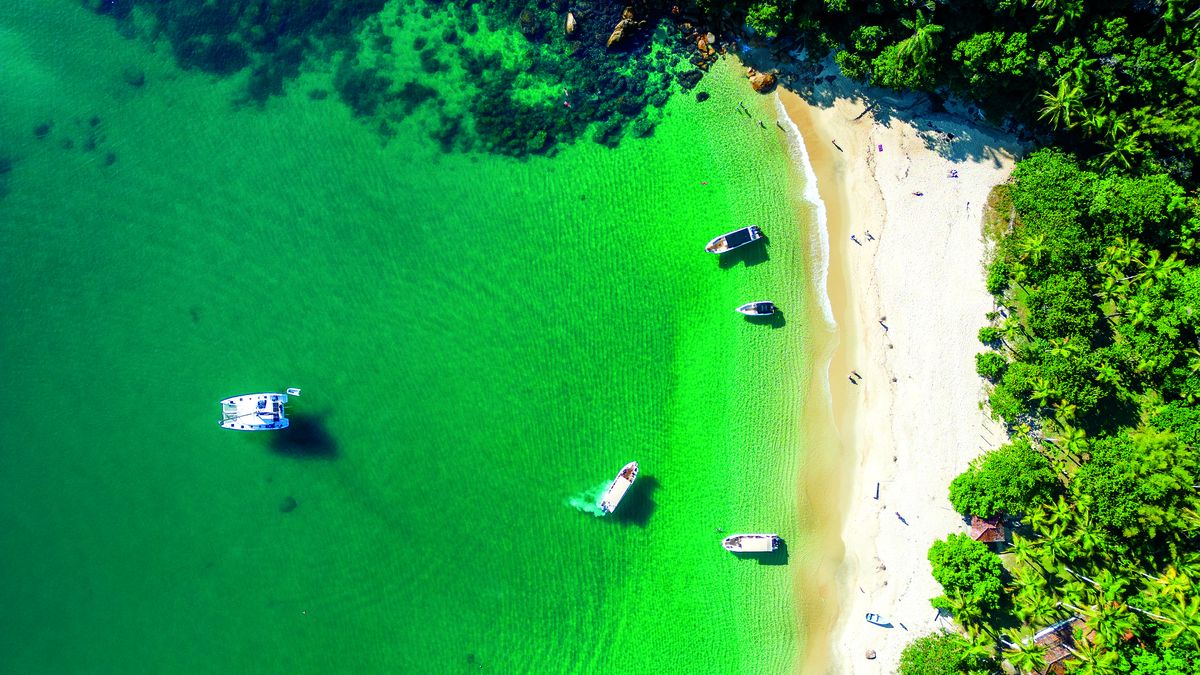 Angra dos Reis es uno de los destinos con playas asombrosas en la Costa Verde de Río de Janeiro.