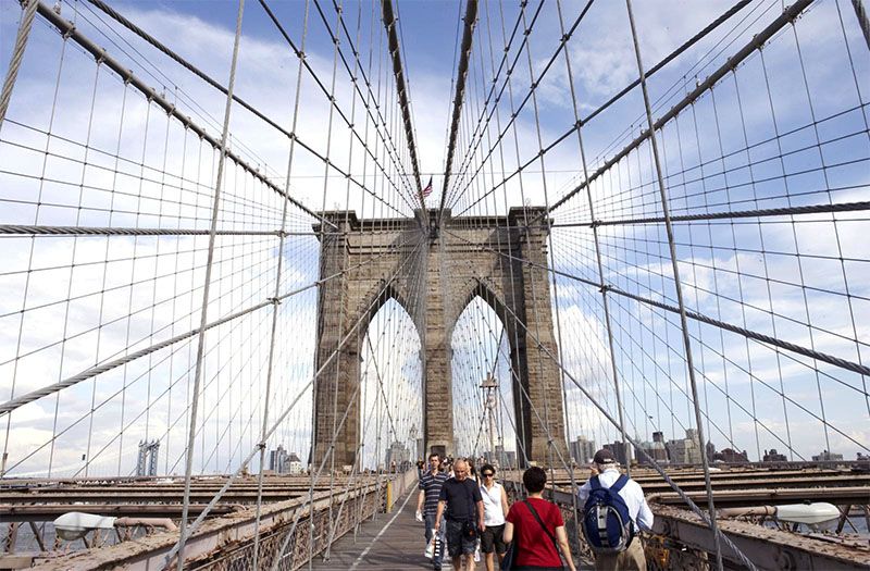 Cruzar el puente de Brooklyn es una rica experiencia, que regala deslumbrantes vistas de Manhattan.