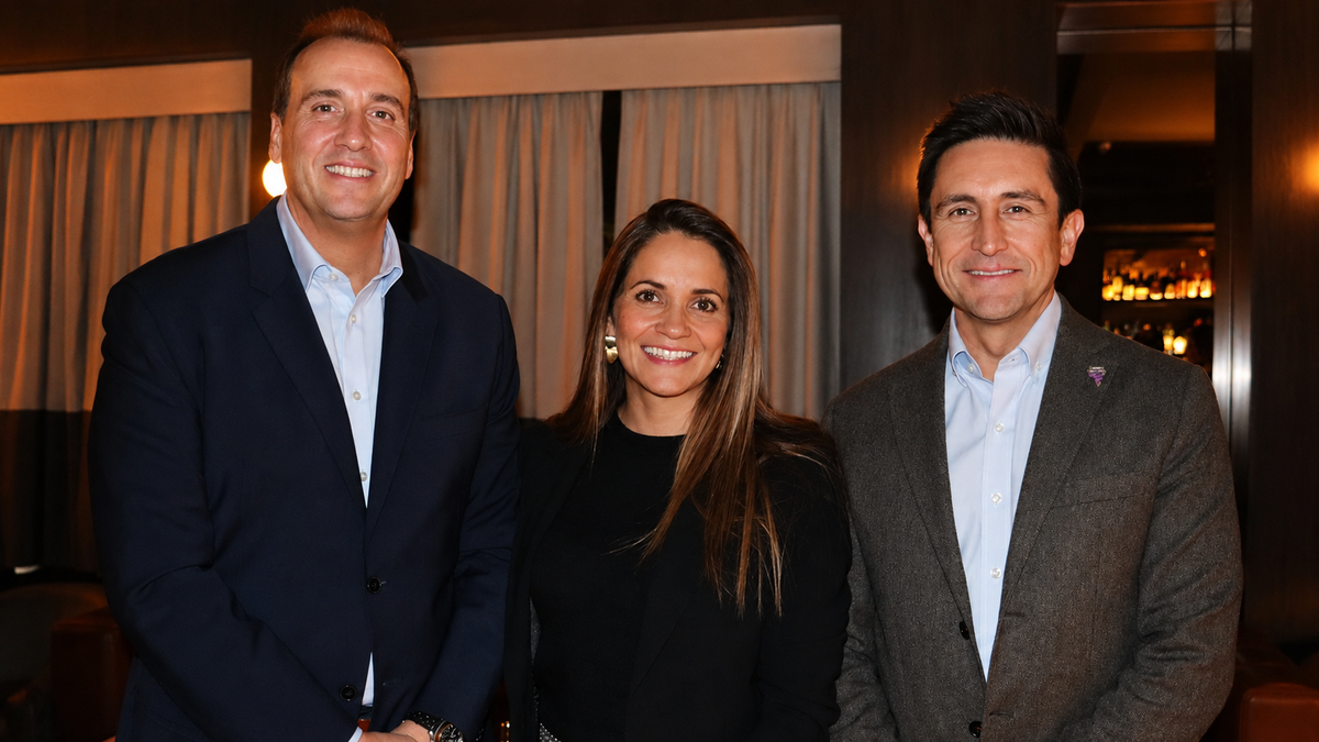 Federico Jäger, vicepresidente de Ventas Indirectas Globales, Geovanna Noratto, jefe de Ventas y Camilo Prieto, gerente nacional de Ventas de Latam Airlines.