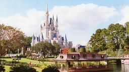 Walt Disney World Resort también ofrece actividades como paseos en bote, golf, spa y compras, ideales para disfrutar más allá de las atracciones.