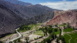altText(Conocé el mágico pueblito a 60 km. de Salta que está escondido entre imponentes montañas de colores)}