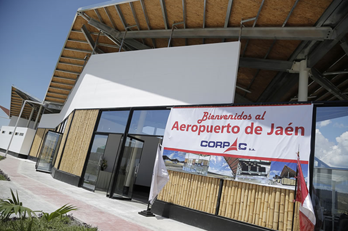 Este fin de semana, Corpac reabrió el aeropuerto de Jaén, tras culminar los trabajos de reparación y parchado de la pista de aterrizaje. - Ladevi Medios y Soluciones Este fin de semana, Corpac reabrió el aeropuerto de Jaén, tras culminar los trabajos de reparación y parchado de la pista de aterrizaje.