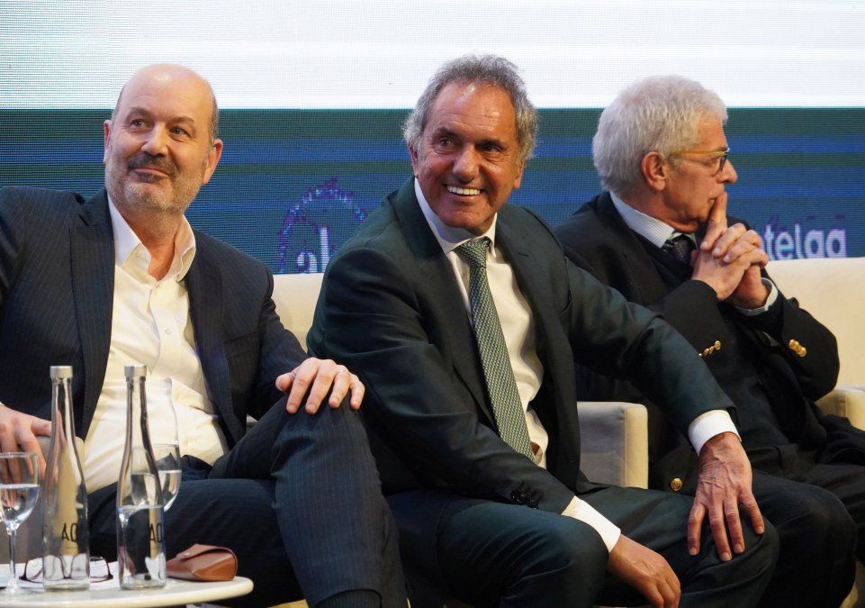 Daniel Scioli celebra que Federico Sturzenegger tenga vía libre para la desregulación del turismo.