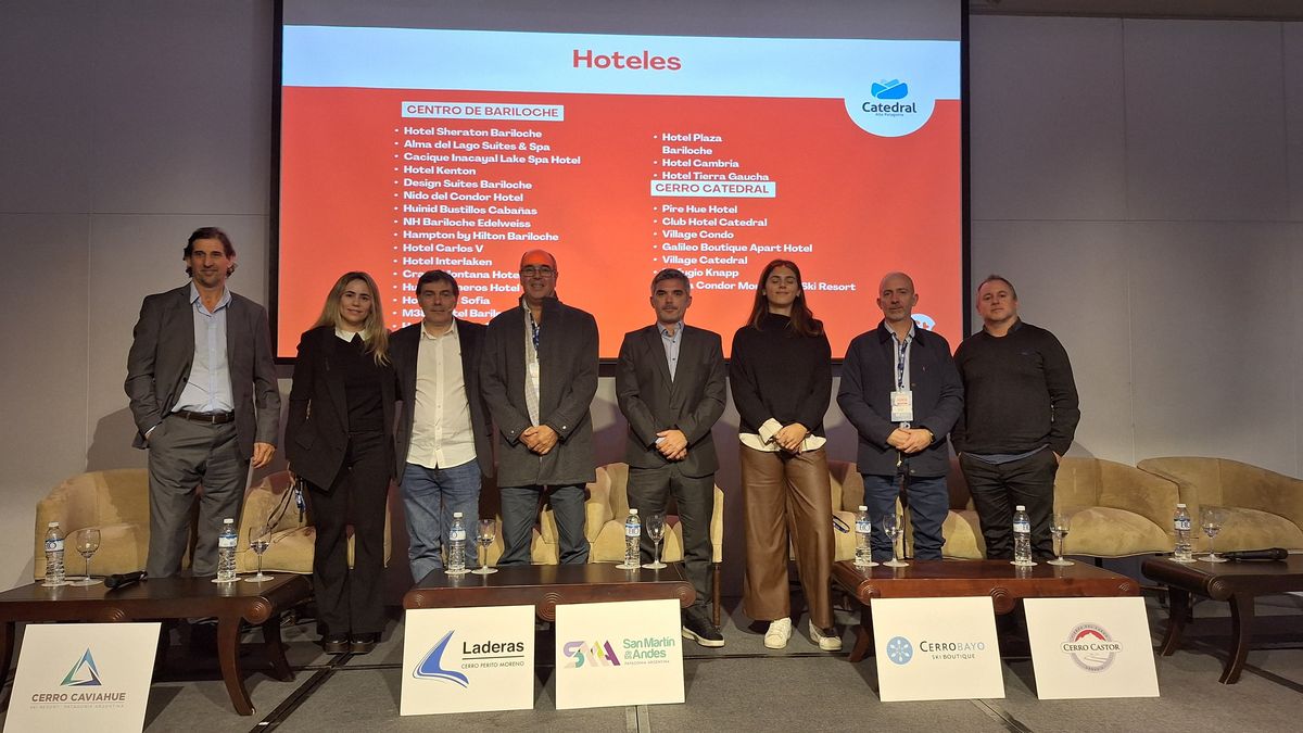 Station Travel: Carlos Languiller junto a los representantes de los centros de esquí.