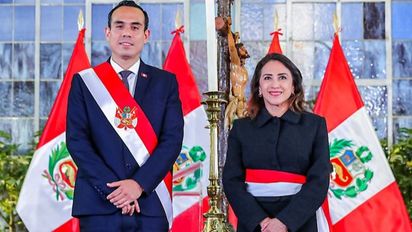 El Presidente de la República, José Jerí junto a la nueva ministra de Comercio Exterior y Turismo, Teresa Mera.