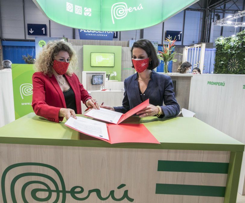 El acuerdo, firmado en Fitur, entre ambas entidades ha sido suscrito por Maribel Rodríguez, Acting CEO de WTTC y Claudia Cornejo, titular del Mincetur.