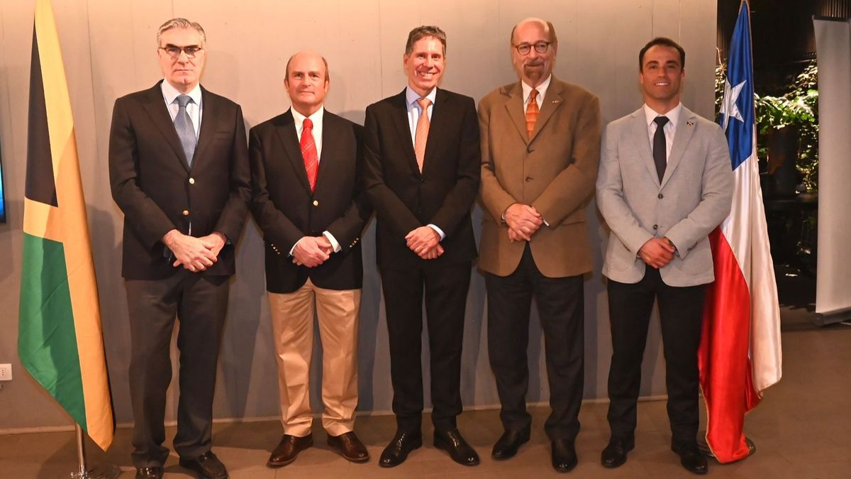 Jamaica celebró 63 años de independencia: Gonzalo Sánchez, cónsul de Tunez; Sebastian Vicuña, cónsul de Sri lanka; Juan Pablo Silva, cónsul Honorario de Jamaica; Paul Nador, cónsul Honorario de Eslovenia; Felipe Torrealba, director oficina de turismo Jamaica en Chile.&nbsp;