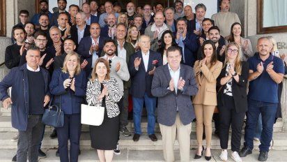 Daniel Scioli y Gustavo Hani, junto a empresarios del sector turístico. Delinean acciones para defender la temporada de verano frente al efecto Brasil.