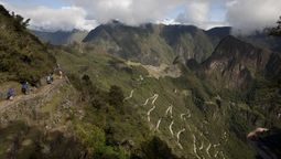 El Camino Inca Clásico de Perú que se extiende por unos 42 kilómetros hasta Machu Picchu.