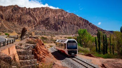Vacaciones en Jujuy: el Tren Solar invita a transitar la Rutadel Vino de Altura en la Quebrada de Humahuaca.