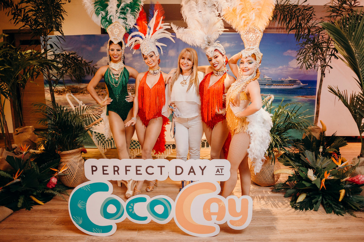 Deluxe Travel festejando el regreso de Royal Caribbean.