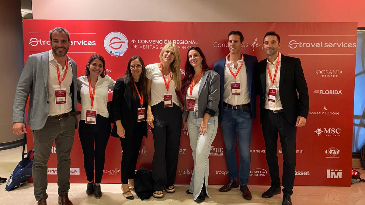 Equipo de Administración y otros de Travel Services.