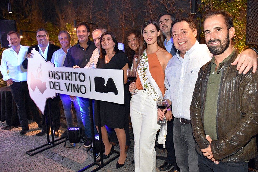 Directivos de la Asociación de Hoteles, Restaurantes, Confiterías y Cafés (Ahrcc) participaron del lanzamiento de la Fiesta Nacional de la Vendimia, que se llevó a cabo en el Distrito del Vino en el barrio de Villa Devoto.