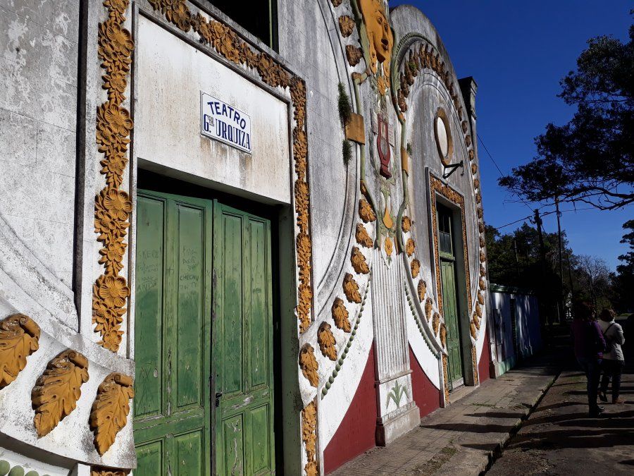 El Teatro General Urquiza, mezcla de extremo colorido con incuria.