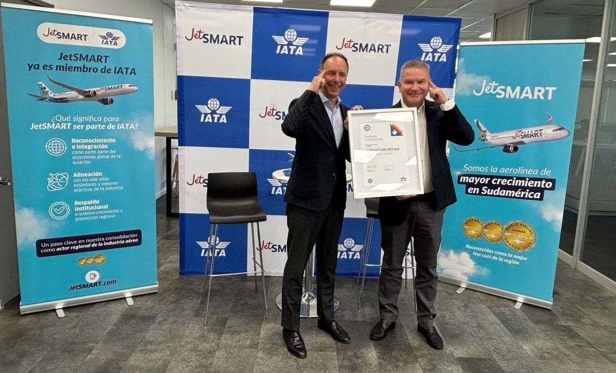 Peter Cerdá y Estuardo Ortiz celebran la incorporación de JetSMART a IATA.