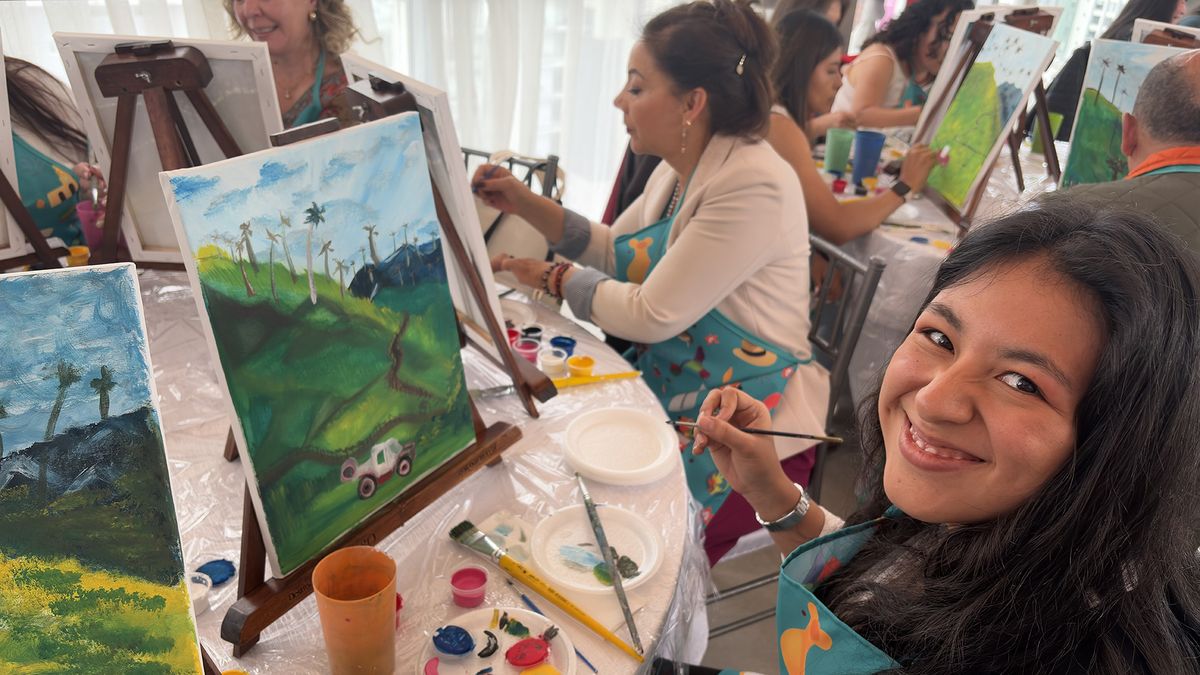 Asistentes a evento de Mis Destinos participaron en una actividad con pintura.