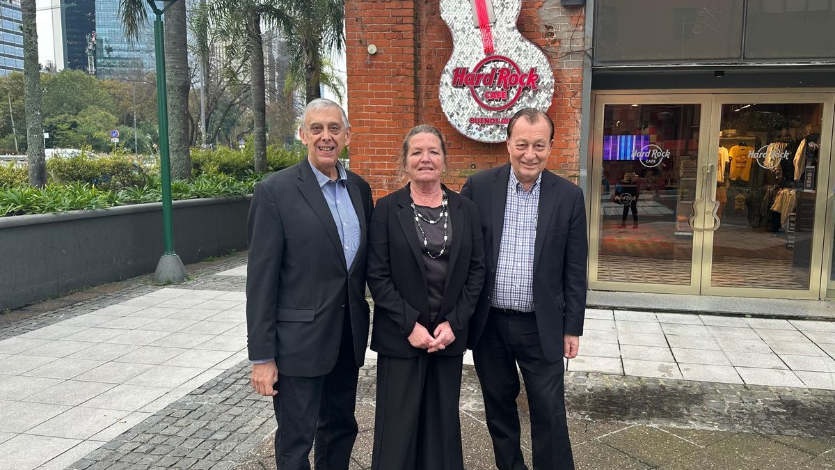 Alberto Sánchez Lavalle, vicepresidente del comité argentino de Visit USA en representación de Ladevi Medios; junto a Diana Brandon, asesora comercial de la Embajada de Estados; y Juan Toselli, presidente del comité argentino de Visit USA.
