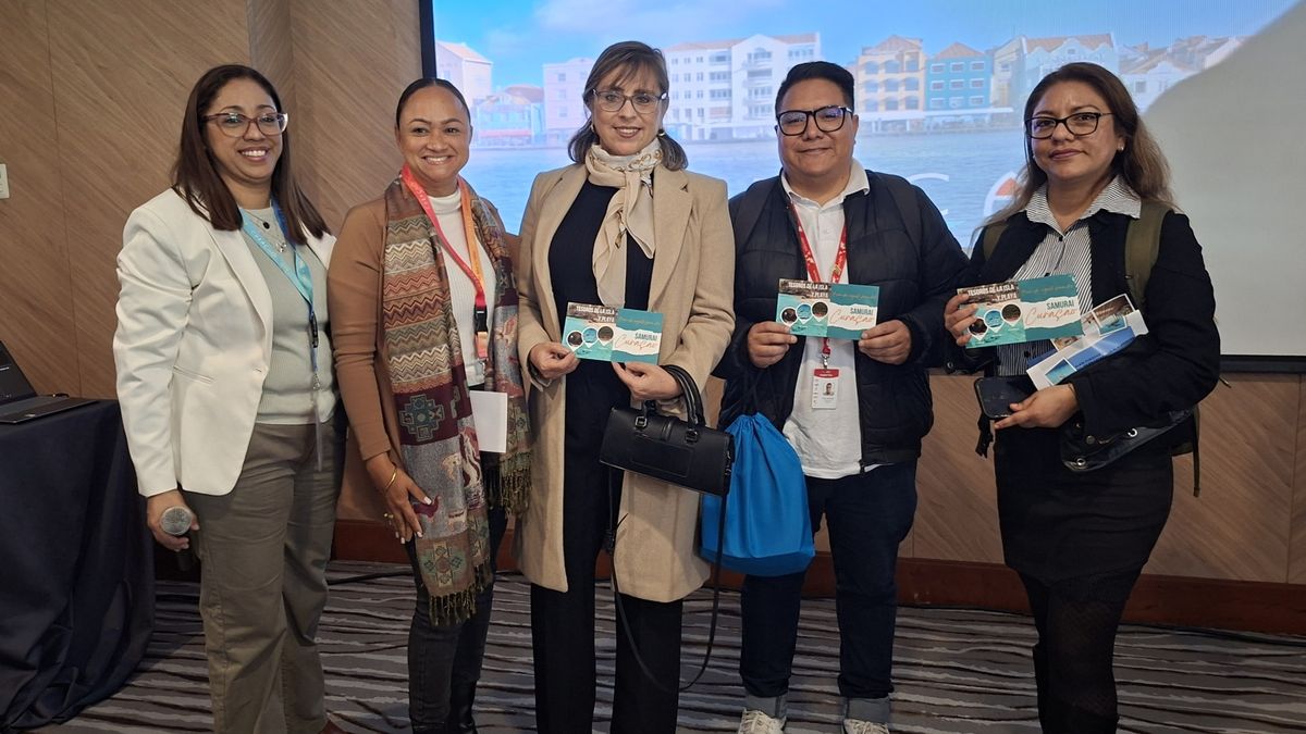 Iris Carrasco con Nicole Praag-Boom junto a tres de los ganadores del sorteo. 