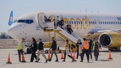 El avión de Flybondi, detenido en la pista del aeropuerto Internacional Domingo Faustino Sarmiento, de San Juan.