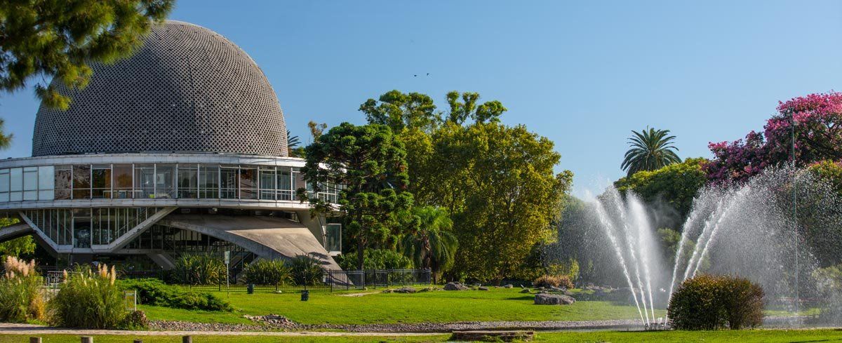 El Planetario es uno de los atractivos turísticos más populares de la ciudad de Buenos Aires y este fin de semana largo invita a disfrutar de interesantes propuestas gratuitas.