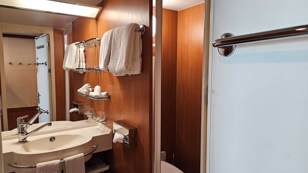 Ba&ntilde;o de dormitorio zona balc&oacute;n.