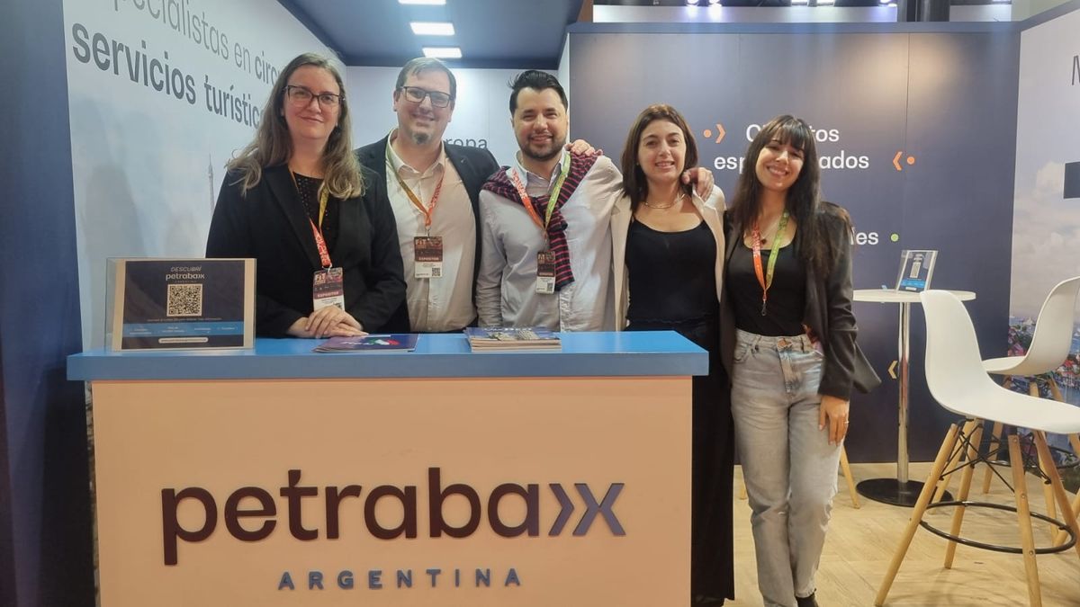 Angeles Kippes, Matías Abal, Francisco Roldán, Natally Romano, Marcela Romano. Equipo de Petrabax presente en FIT.&nbsp;