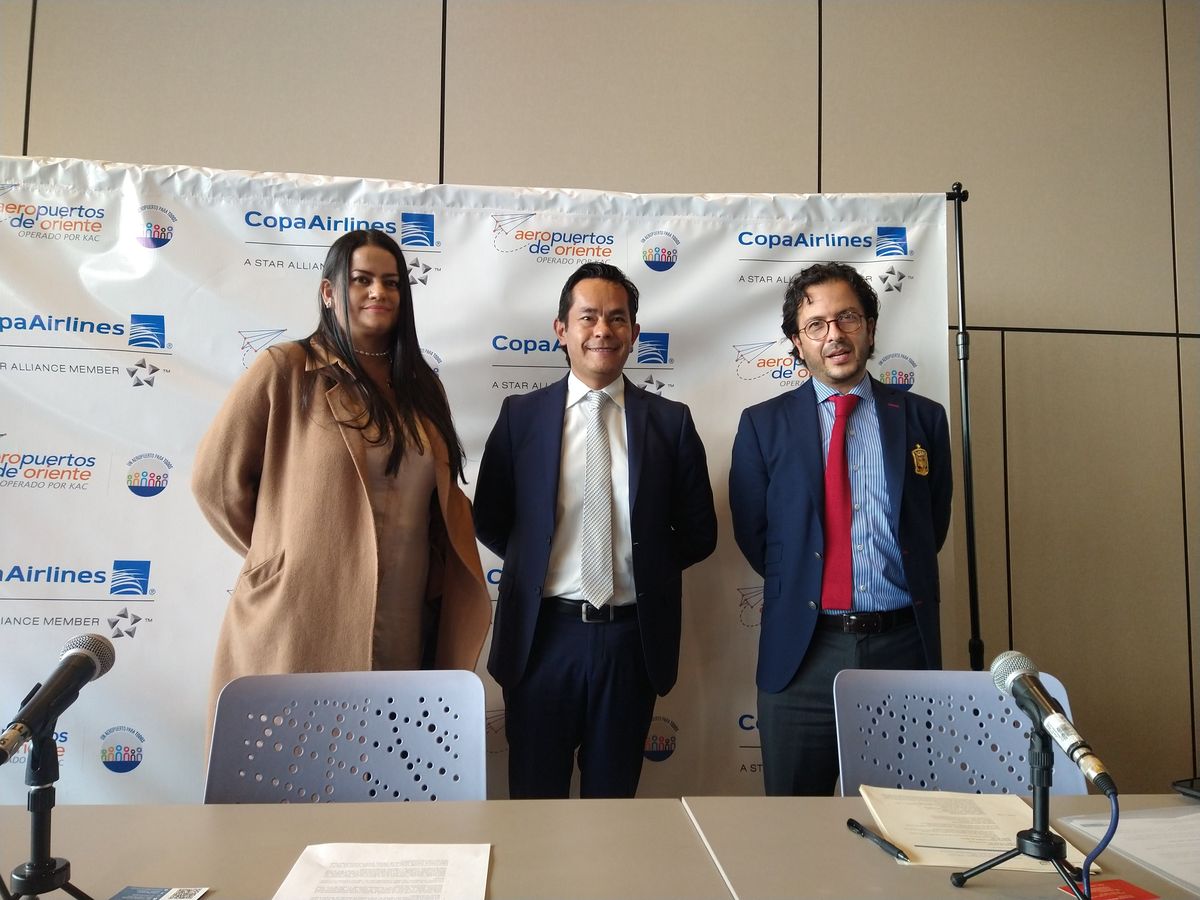 Carolina Rodriguez, directora comercial de la conseccion de Aeropuertos de Oriente; Diego Bermúdez, gerente regional de ventas de Copa Airlines y Gilberto Salcedo, vicepresidente de Turismo de ProColombia.