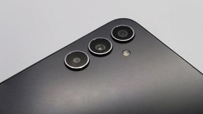 Tecnología: en cuanto a diseño, el dispositivo mantiene un perfil delgado y liviano, con un marco de aluminio y trasera de vidrio esmerilado. Este acabado mejora la sensación en mano y brinda mayor resistencia ante huellas y arañazos. Además, el Samsung S25 está disponible en una variedad de colores, permitiendo a los usuarios elegir el que mejor se adapte a su estilo.