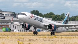 La ultra low cost JetSMART tomó medidas tras un aumento en la cantidad de reclamos de pasajeros por cancelaciones y demoras en vuelos.