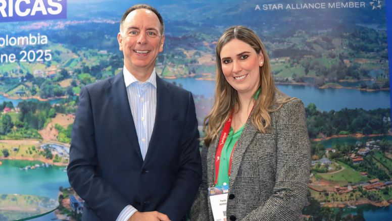 Peter Cerdá, vicepresidente regional de IATA para las Américas y Paula Bernal, Country Manager Colombia, en el marco de Wings of Change Americas.