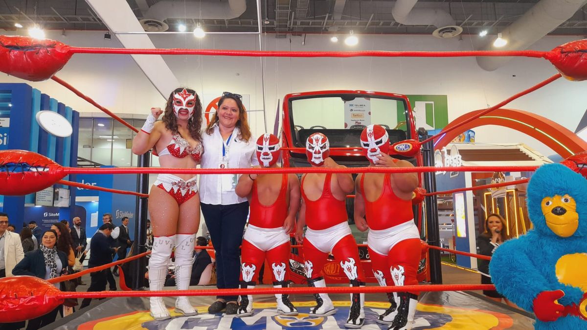 El Turibus de Ciudad de México se promocionó con un ring y las presencia de luchadores.