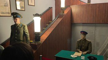 Los guías de Búnker 42 portan un uniforme militar real de la Unión Soviética.