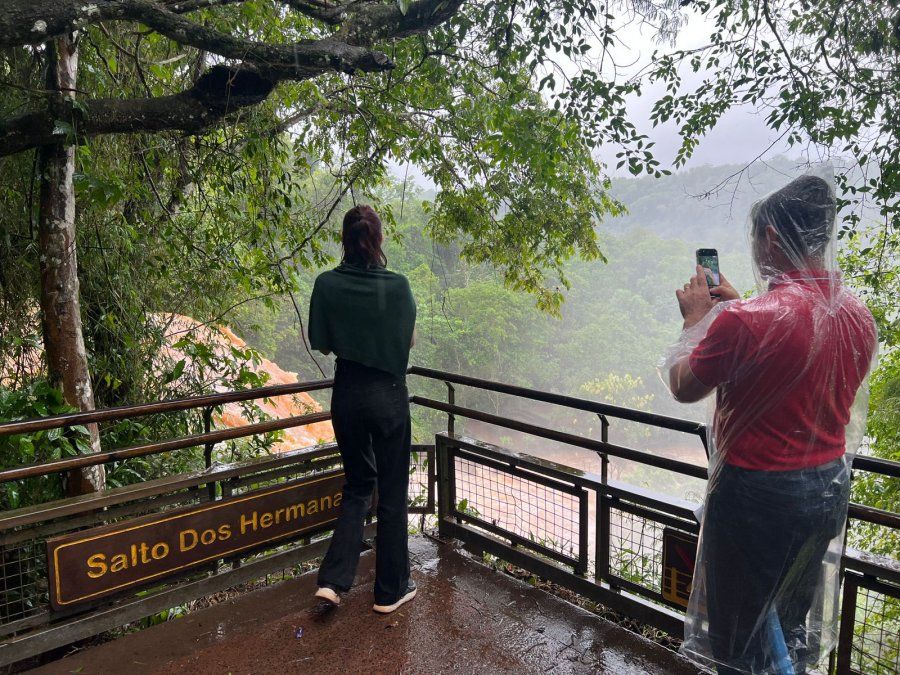 Cataratas del Iguazú: vista desde el Salto Dos Hermanas en el Parque Nacional Iguazú. 
