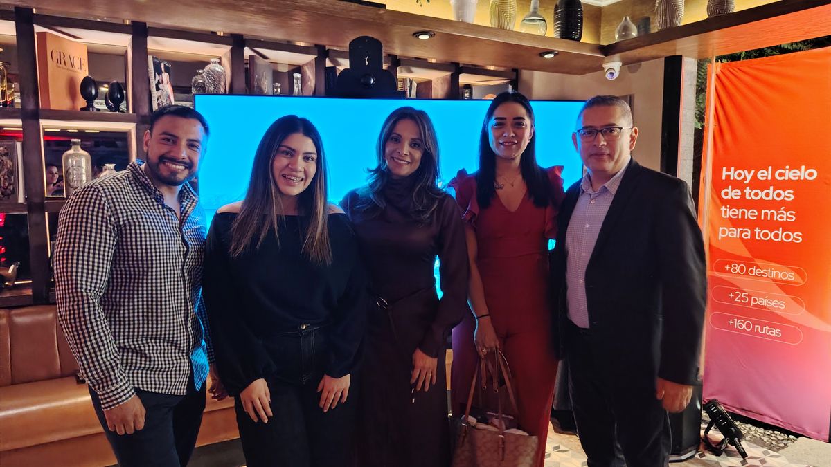 Avianca: Reyna Lucía Mejía y Daniel Bautista junto a operadores invitados al encuentro.