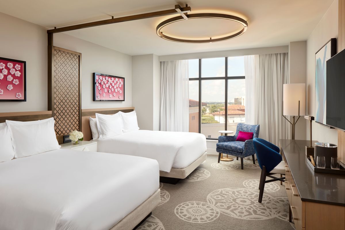 Habitación Deluxe Queen del hotel Loews Coral Gables.