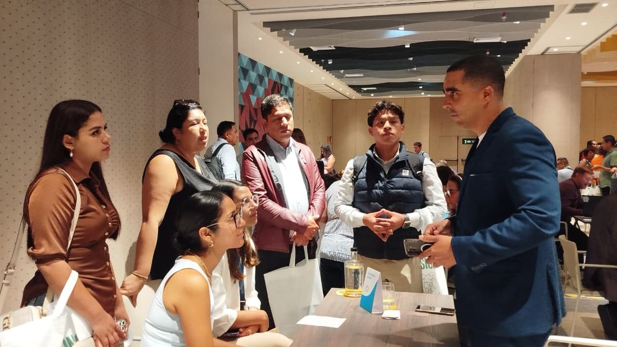 Waldin Duran explicando los productos Meli&aacute; a los agentes de viajes.