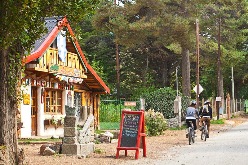 Colonia Suiza es uno de los parajes más pintorescos donde disfrutar del curanto y la cerveza artesanal.