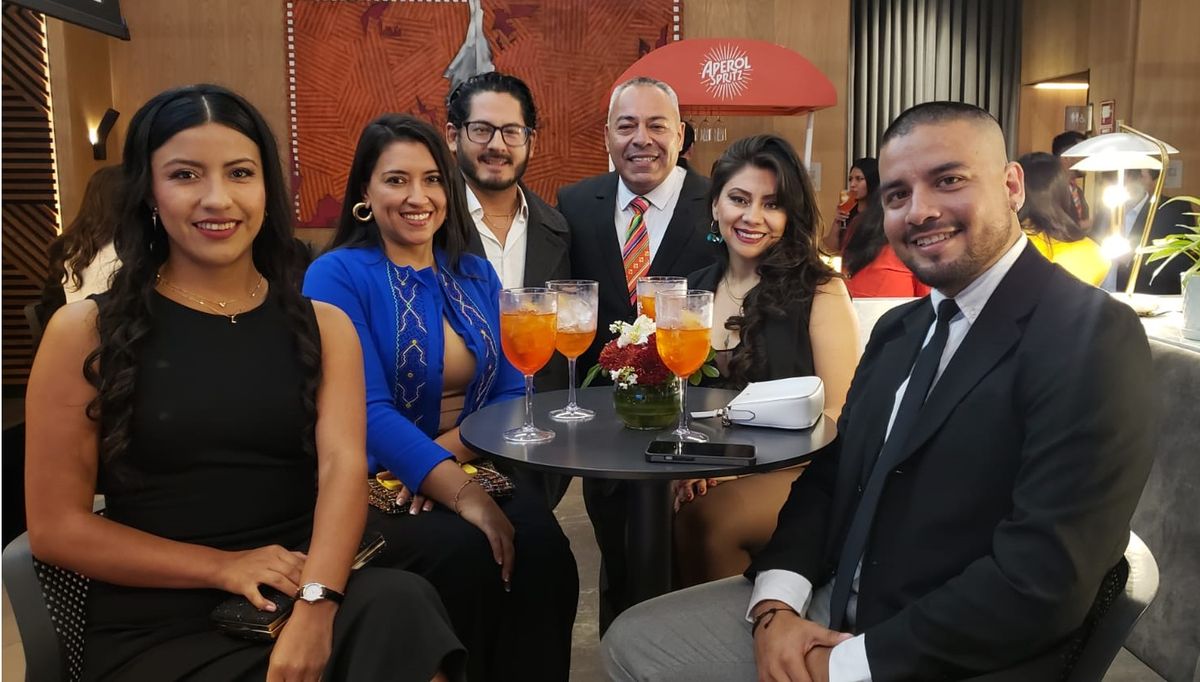 Alonso Flores, representante de Oasis Hoteles y Hugo Ríos, director comercial de Perú Inkásico, junto a agentes invitados.