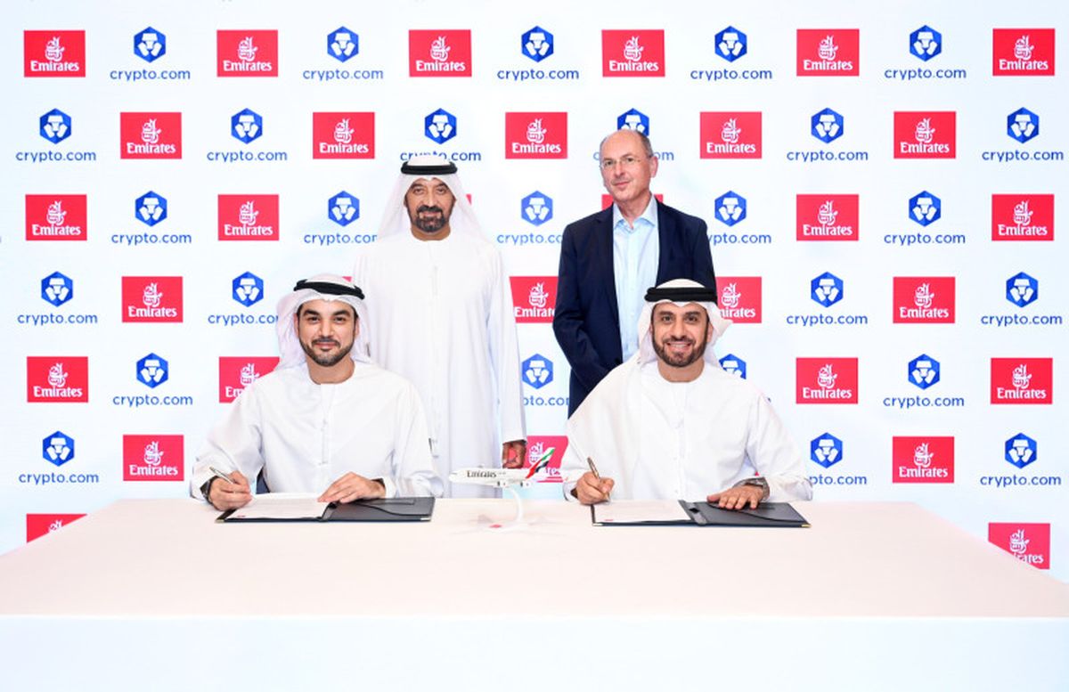 La firma del acuerdo entre Emirates y Crypto.com, en Dubái.