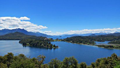 Villa La Angostura es una ciudad turística en el lago Nahuel Huapi de la Patagonia argentina, ubicada a 83 km. de San Carlos de Bariloche, y a 110 km. de la ciudad de San Martín de los Andes, por la ruta de los Siete Lagos. Villa La Angostura es una ciudad turística en el lago Nahuel Huapi de la Patagonia argentina, ubicada a 83 km. de San Carlos de Bariloche, y a 110 km. de la ciudad de San Martín de los Andes, por la ruta de los Siete Lagos.