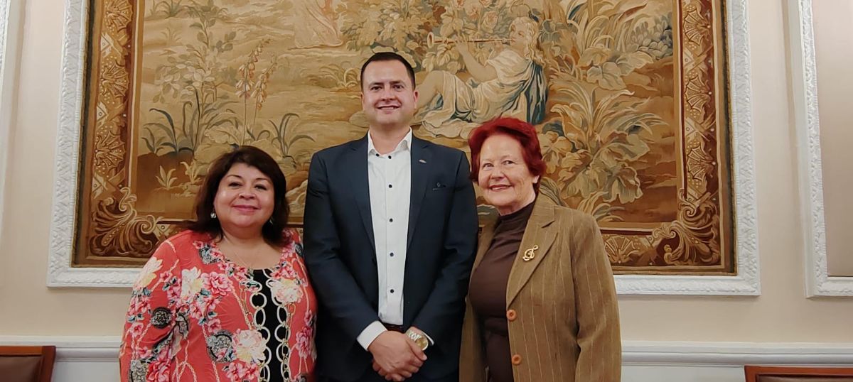 Arleth Sevilla, directora adjunta de Opesa junto a Daniel Armando Gómez, representante de Sato Tours, y Murielle Zarazúa, directora de Opesa.