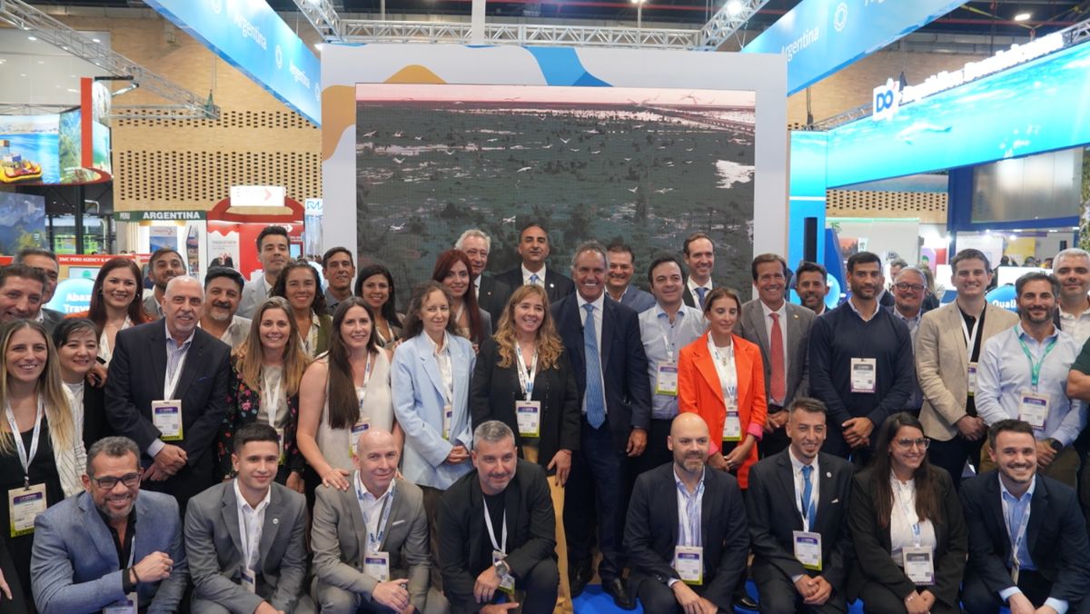 La comitiva argentina en su stand en Anato 2025, encabezada por el secretario de Turismo, Ambiente y Deportes Daniel Scioli.