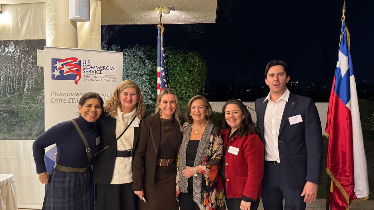 Isabel Margarita Valenzuela junto a representantes del rubro del turismo y las aerolíneas.&nbsp;