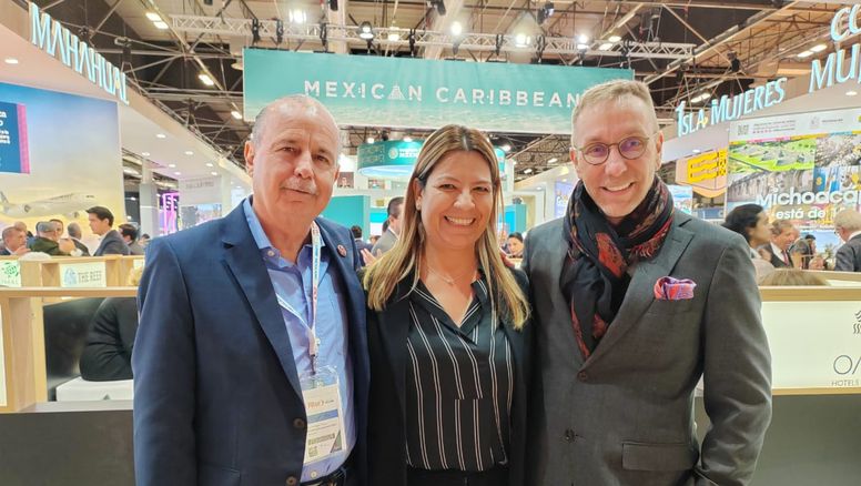 Jesús Almaguer, Edith Sanchezllanes, y Paco Carrera en una pausa de la actividad de Oasis Hotels & Resorts en fitur.