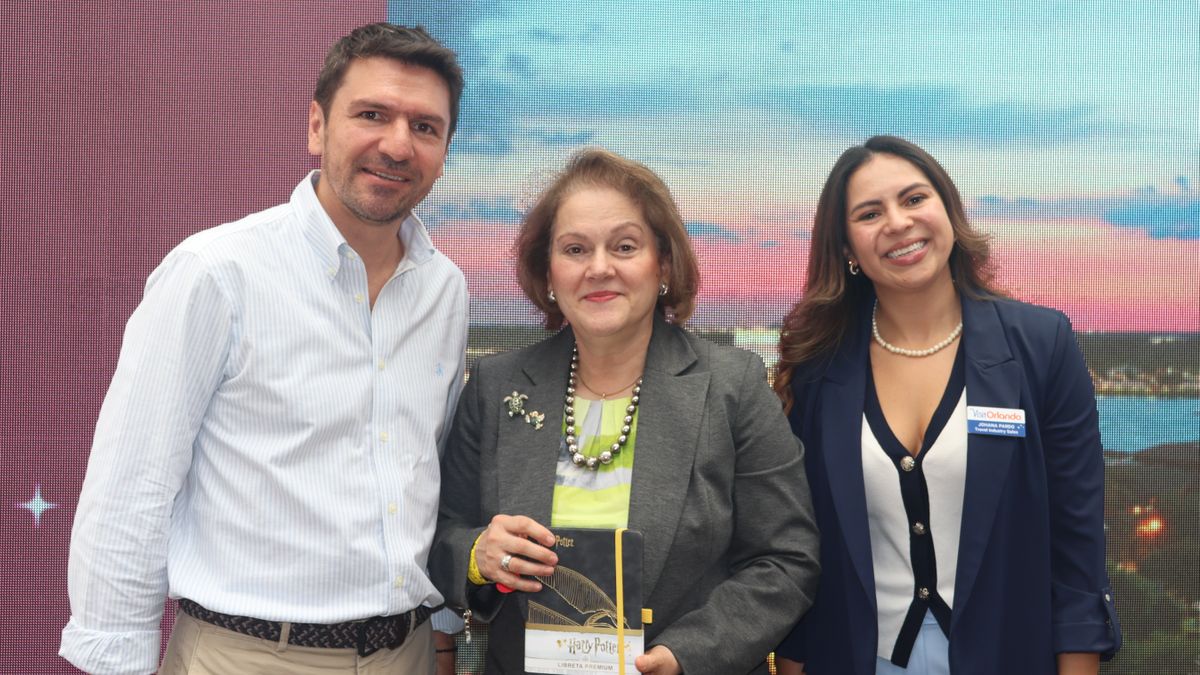 Johana Pardo, training manager de Visit Orlando, y Santiago Peláez, gerente general de Unión de Representaciones, junto a la agencia ganadora del sorteo.