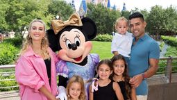 Falcao y familia posan junto a Minnie Mouse en el Magic Kingdom de Walt Disney World Resort.